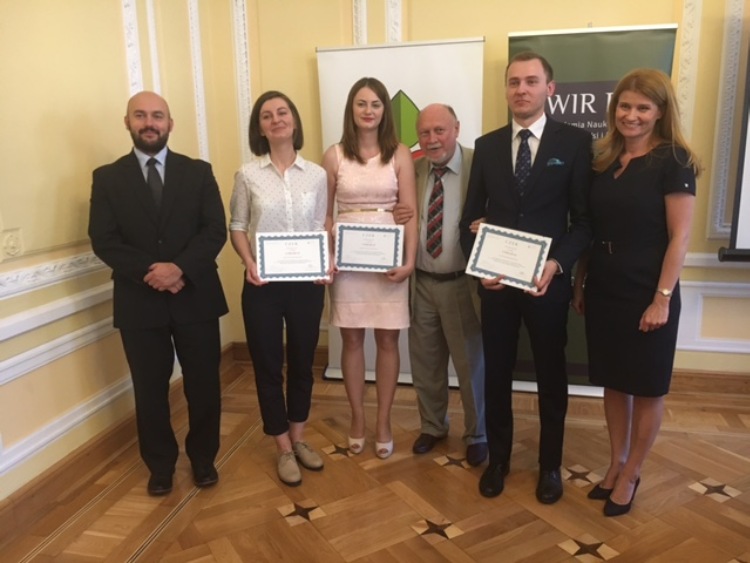 Absolwenci podejmujący tematykę rozwoju polskiej wsi wyróżnieni przez IRWiR PAN  i Fundację EFRWP w ogólnopolskim konkursie